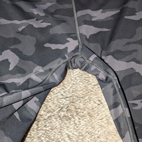 Athleta Ultimate 7/8 Tight Camo Women's Small - Picture 8 of 11